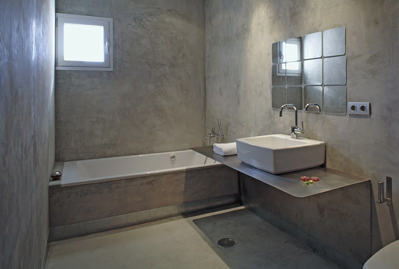 В этой ванной и стены, и пол, и экран ванны отделаны декоративной штукатуркой